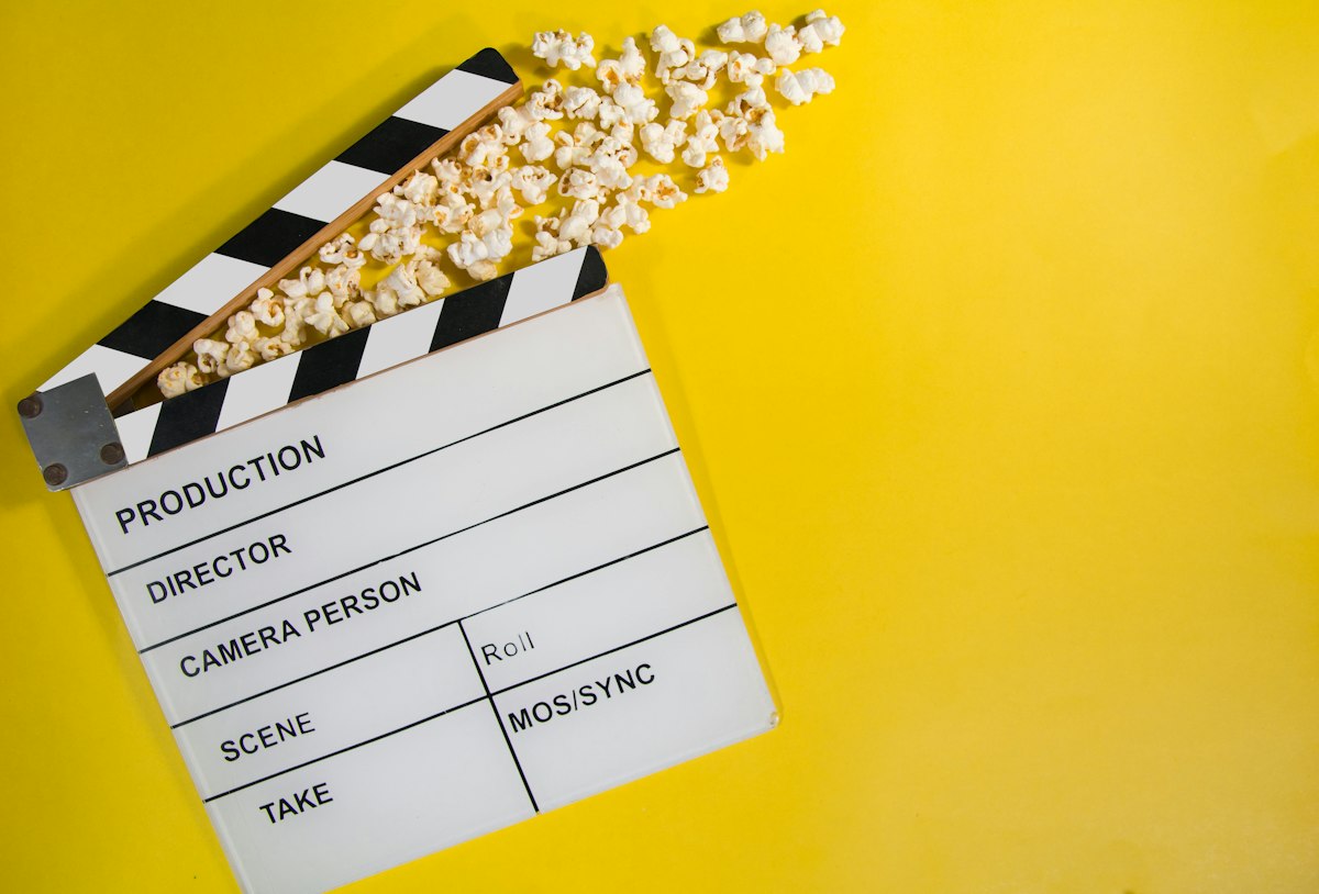 Claquete de cinema sobre fundo amarelo