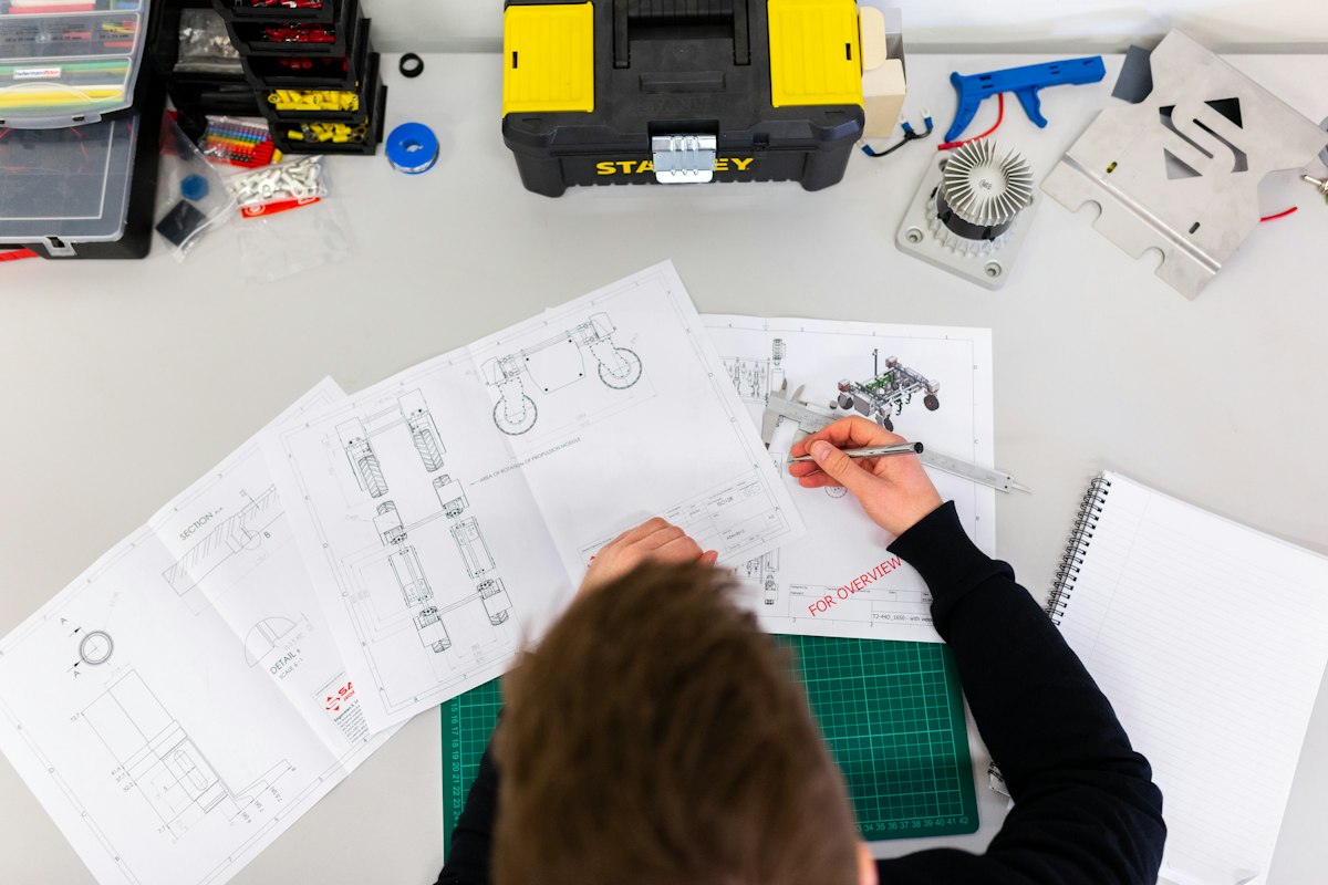 Engenheiro a desenhar um projeto técnico