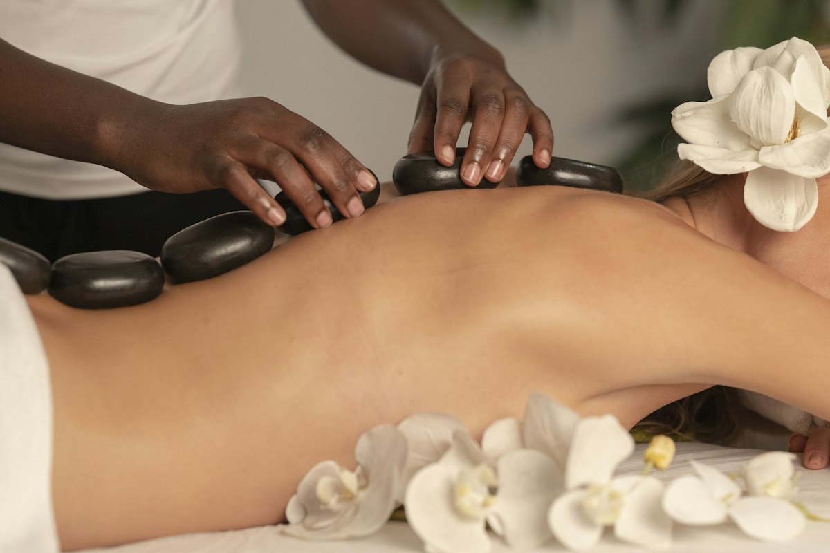 Massagem com pedras quentes