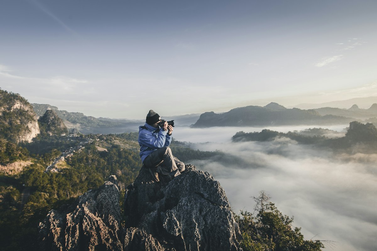 Fotógrafo a captar uma paisagem ao nascer do sol